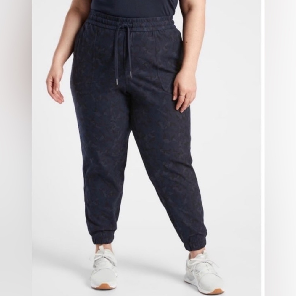 Athleta Printed Farallon Jogger Pants Camo Print Size 26 - NWT